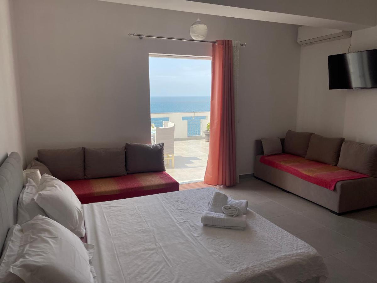 Villa Kostian Sarandë エクステリア 写真