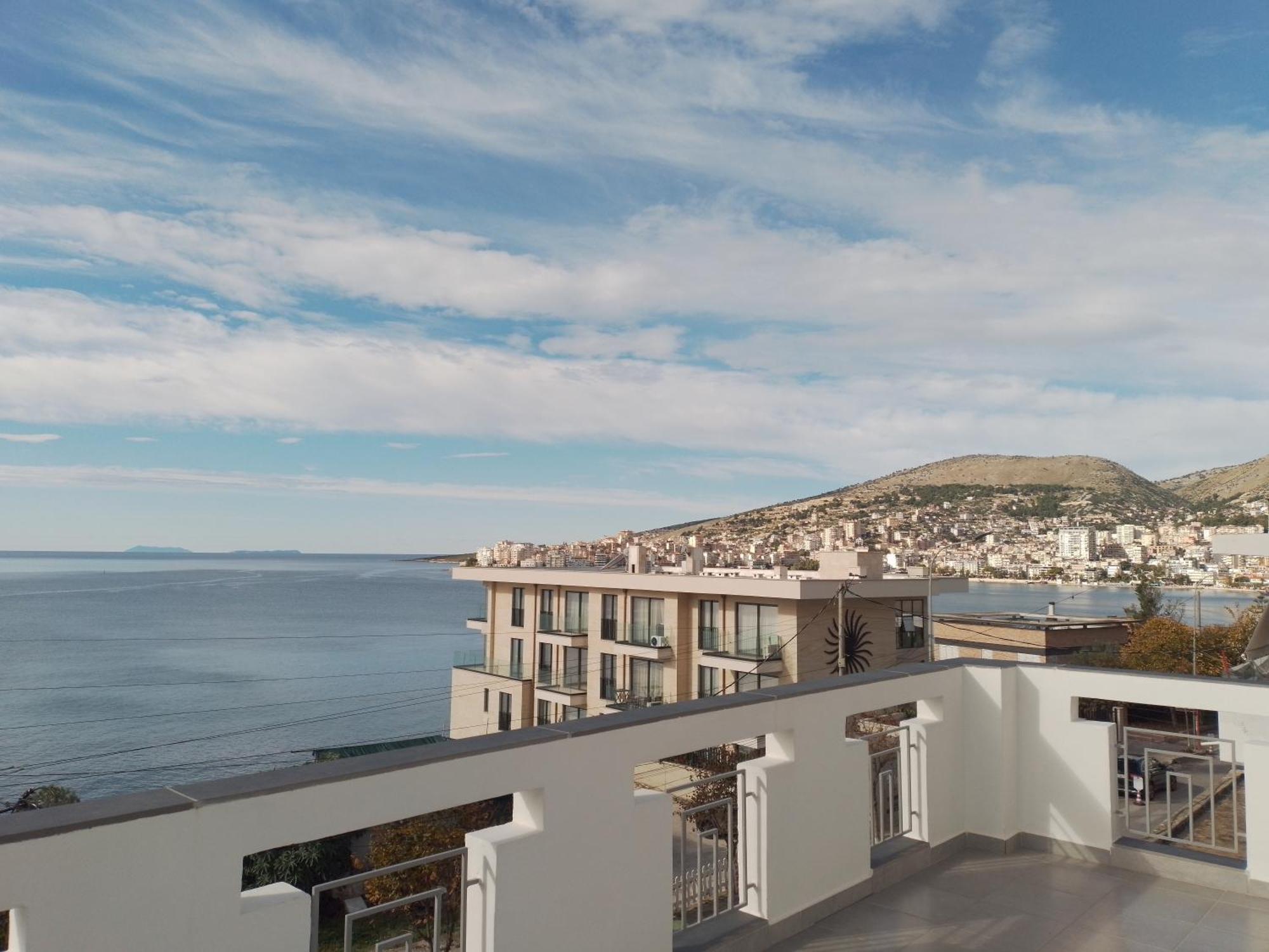 Villa Kostian Sarandë エクステリア 写真